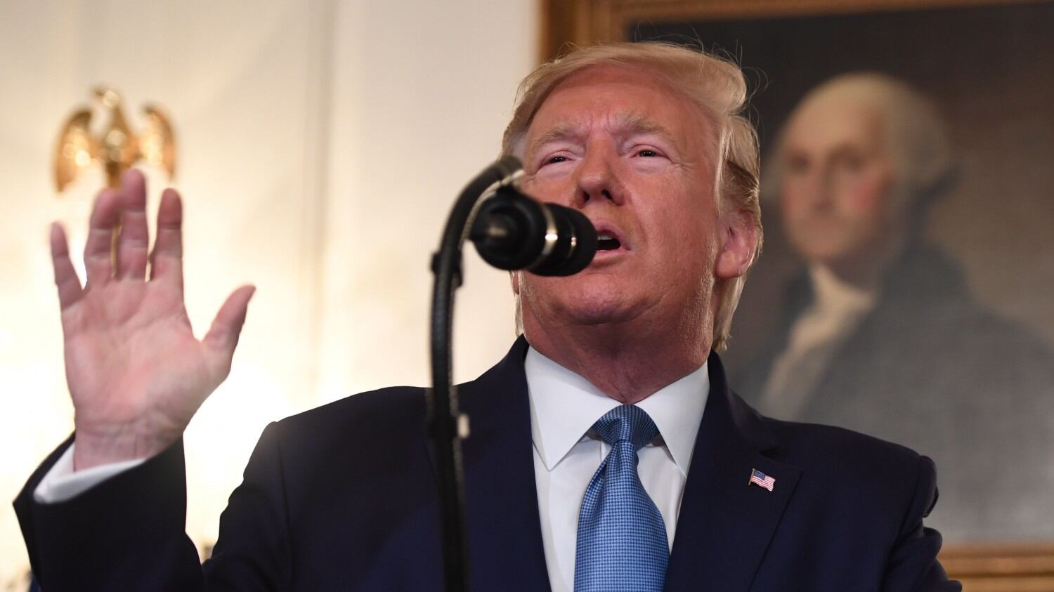 "Trump chiese al ministro Barr di scagionarlo". L'ultimo scontro è con il "Washington Post"