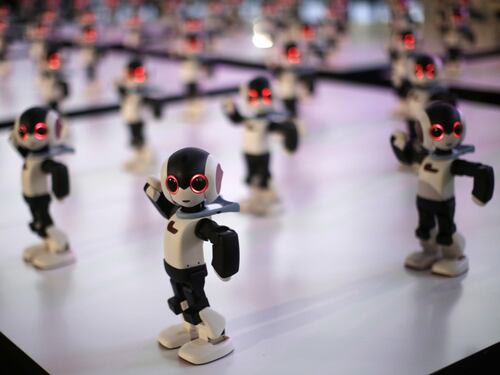 Tokyo, la coreografia record dei cento robottini