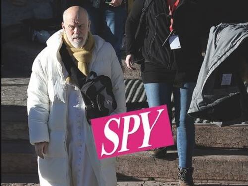 The Young Pope: John Malkovich, nuovo papa della serie di Sorrentino, scia sulle piste delle Dolomiti