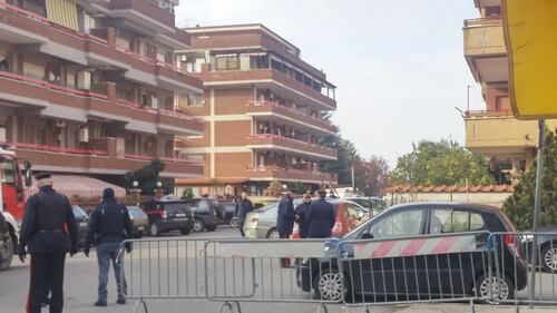 Carabiniere spara alla moglie e si barrica in casa con le figlie 1