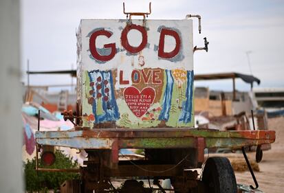 California: una collina ricoperta di messaggi e simboli biblici 5