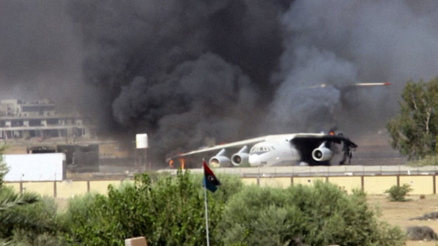 Cento morti negli scontri in Libia. Gli occidentali lasciano il Paese