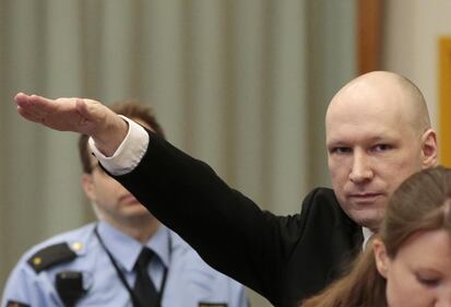 E Breivik in aula fa il saluto nazista 7