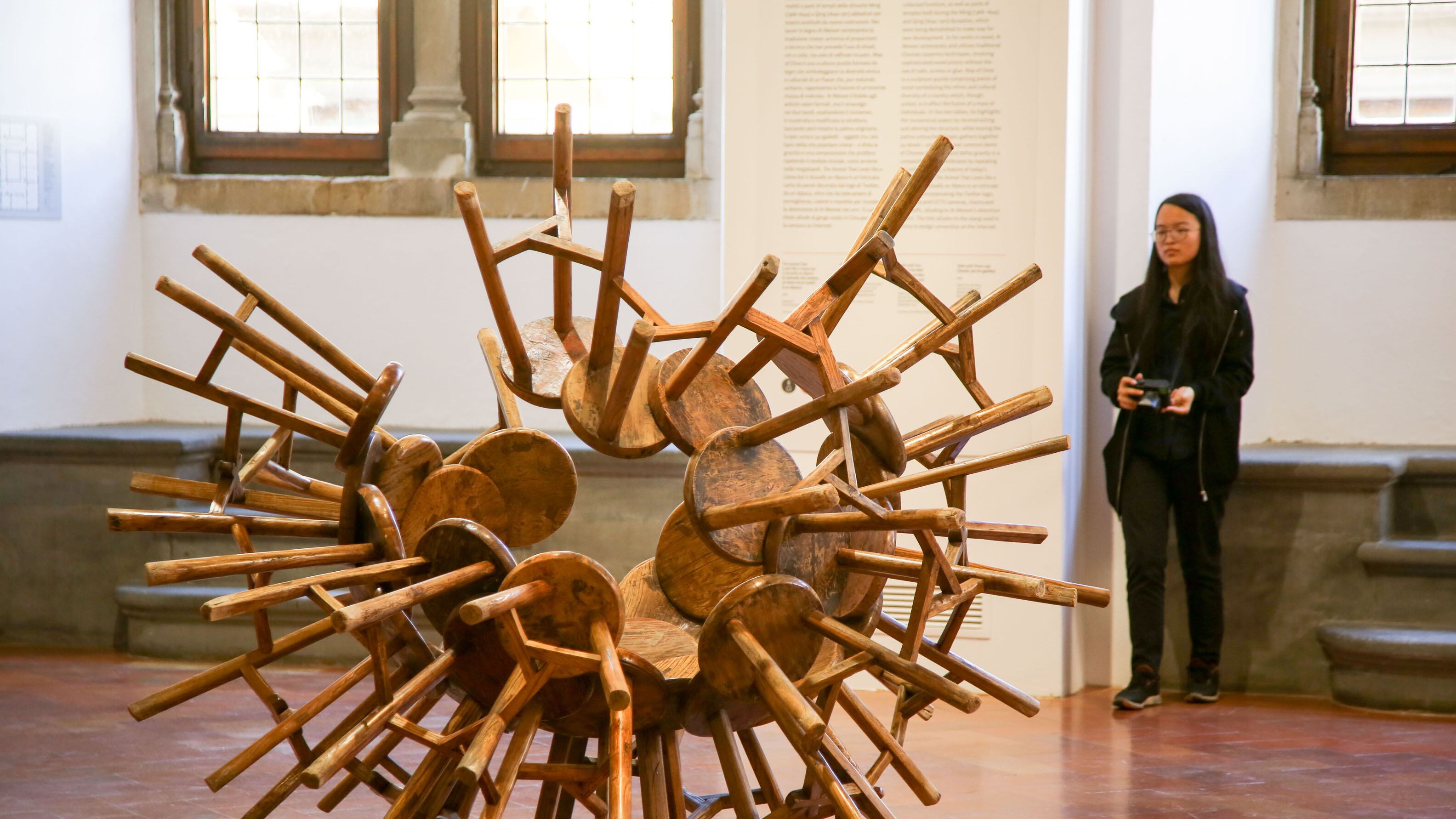 Terremoti, sgabelli, manette così Ai Weiwei libera tutti