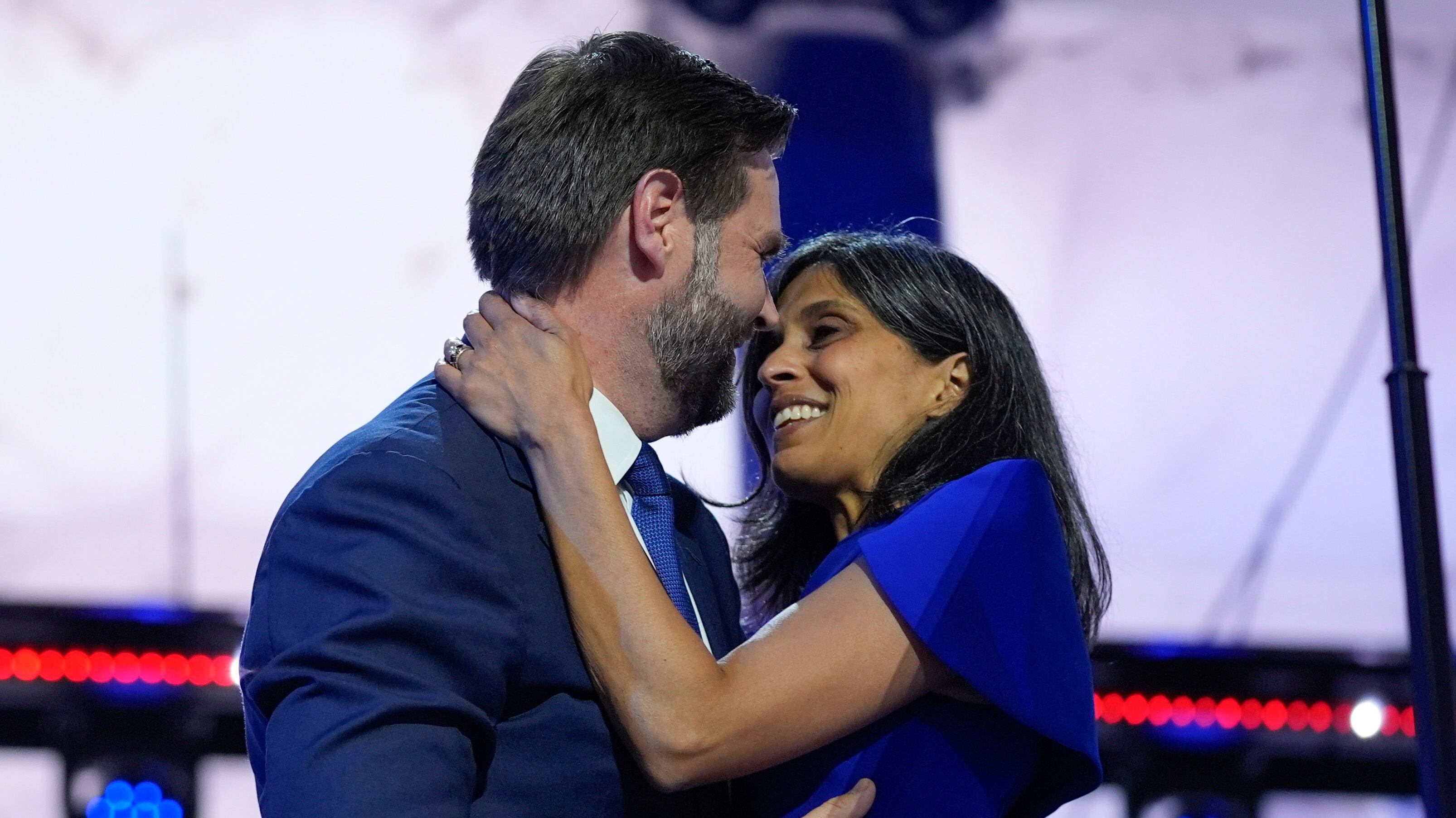 Usha, la moglie indiana di J.D. E il clan di Donald sale sul palco