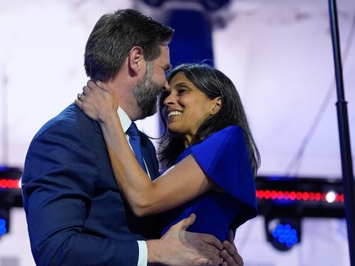 Usha, la moglie indiana di J.D. E il clan di Donald sale sul palco