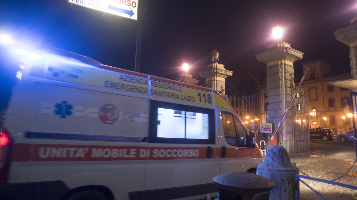 Roma, si lancia dal balcone di casa: ragazzo in gravi condizioni