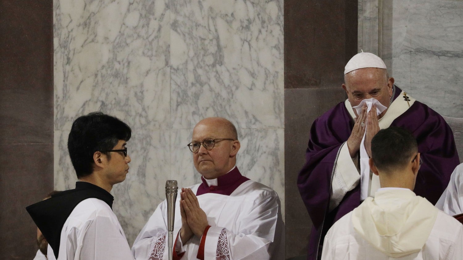 Raffreddore per il Papa. Salta incontro coi parroci