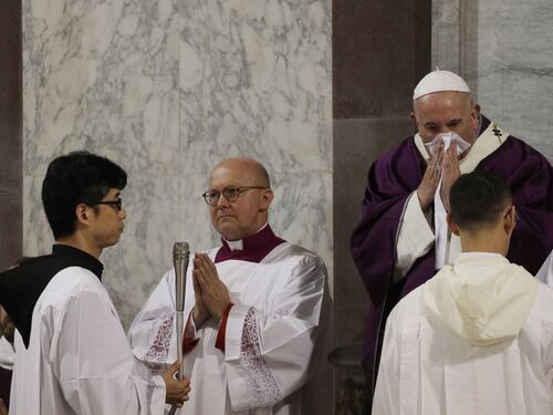 Raffreddore per il Papa. Salta incontro coi parroci