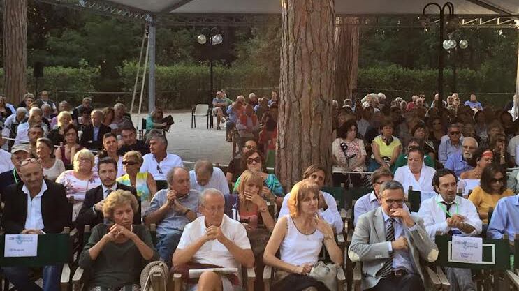 Applausi e mormorii, il pubblico si infiamma