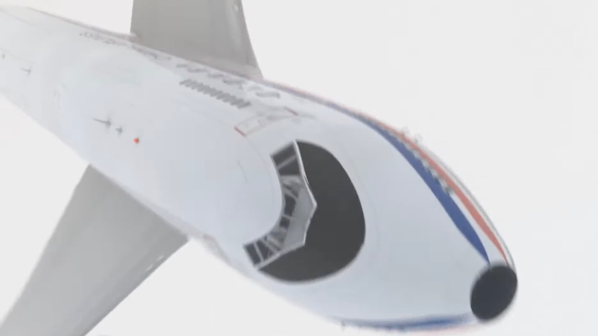 L'aereo che si capovolge e precipita: come si è salvato il China Airlines 006