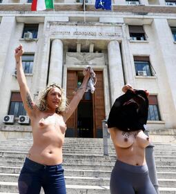 Giornata contro il tabacco: protesta hot davanti al ministero dell Salute 9