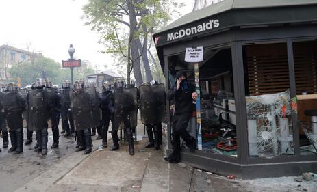 Parigi, scontri tra anarchici e polizia: auto distrutte, vetrine infrante 8