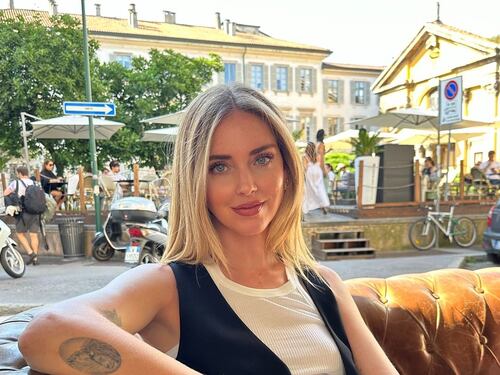"Non sorride più". Il dettaglio su Chiara Ferragni e la smentita sulla "coppia aperta" con Fedez