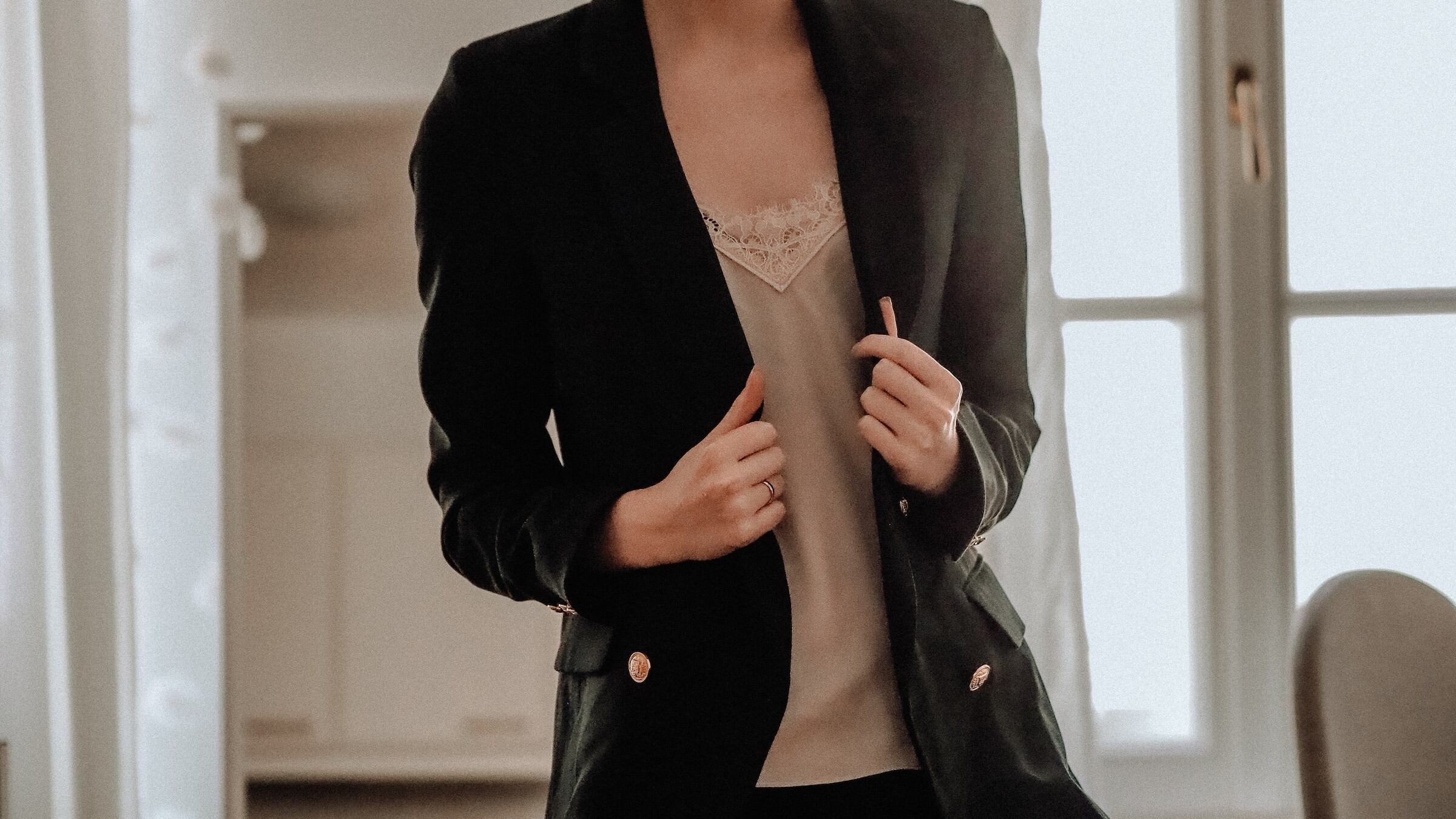 Blazer o Cardigan? Cosa indossare sopra un abito lungo d'estate