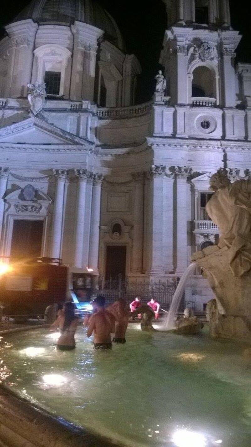 Turisti Usa fanno il bagno nella fontana del Bernini 2