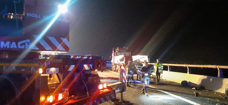 Incidente sulla A1: scontro frontale tra tir e bus carico di migranti 4