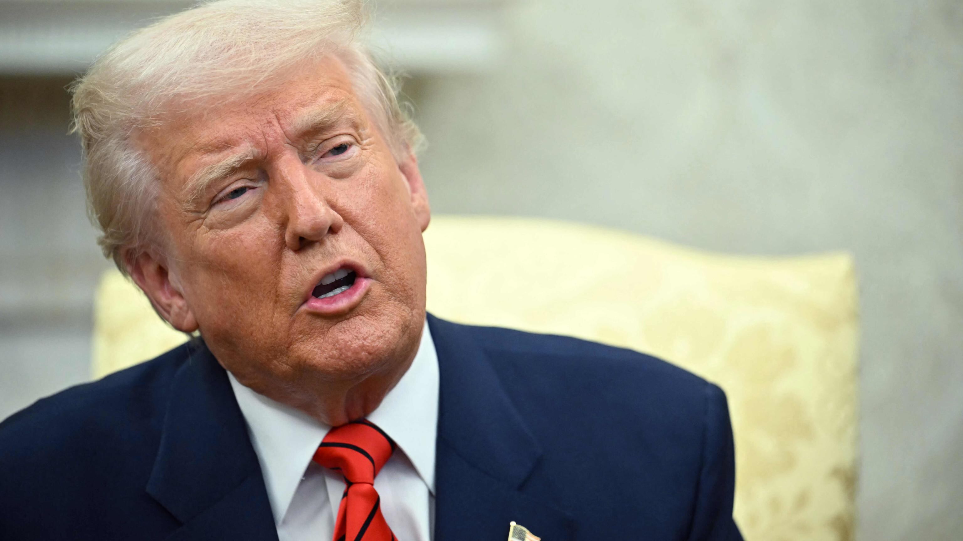 "Quelle grazie sono nulle". Trump punta il dito contro l'autopenna di Biden