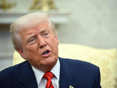 "Quelle grazie sono nulle". Trump punta il dito contro l'autopenna di Biden