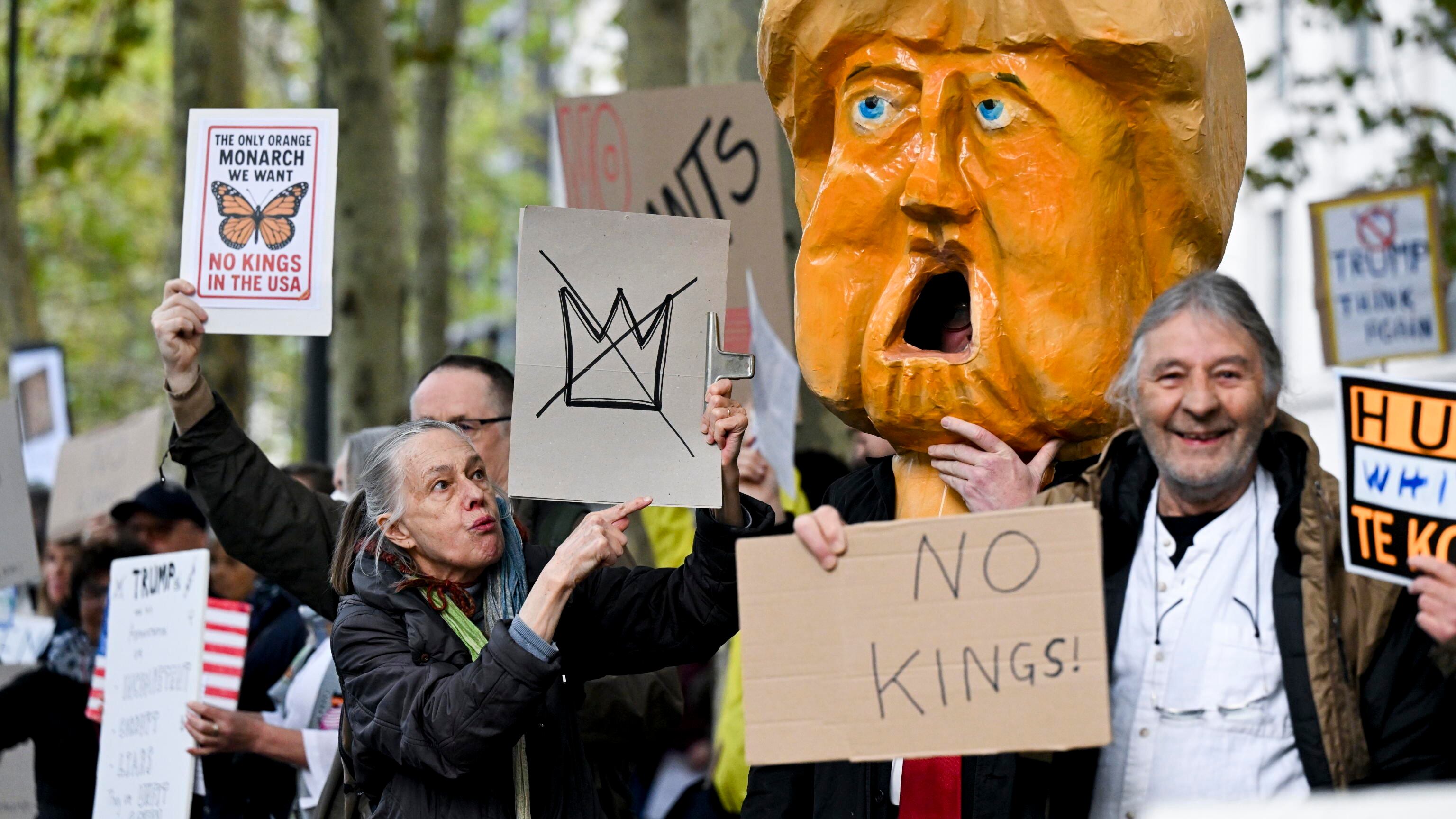 Usa, 2.700 proteste "No Kings" contro Trump. Lui replica: "Non sono un re"