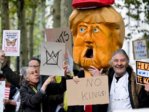Usa, 2.700 proteste "No Kings" contro Trump. Lui replica: "Non sono un re"