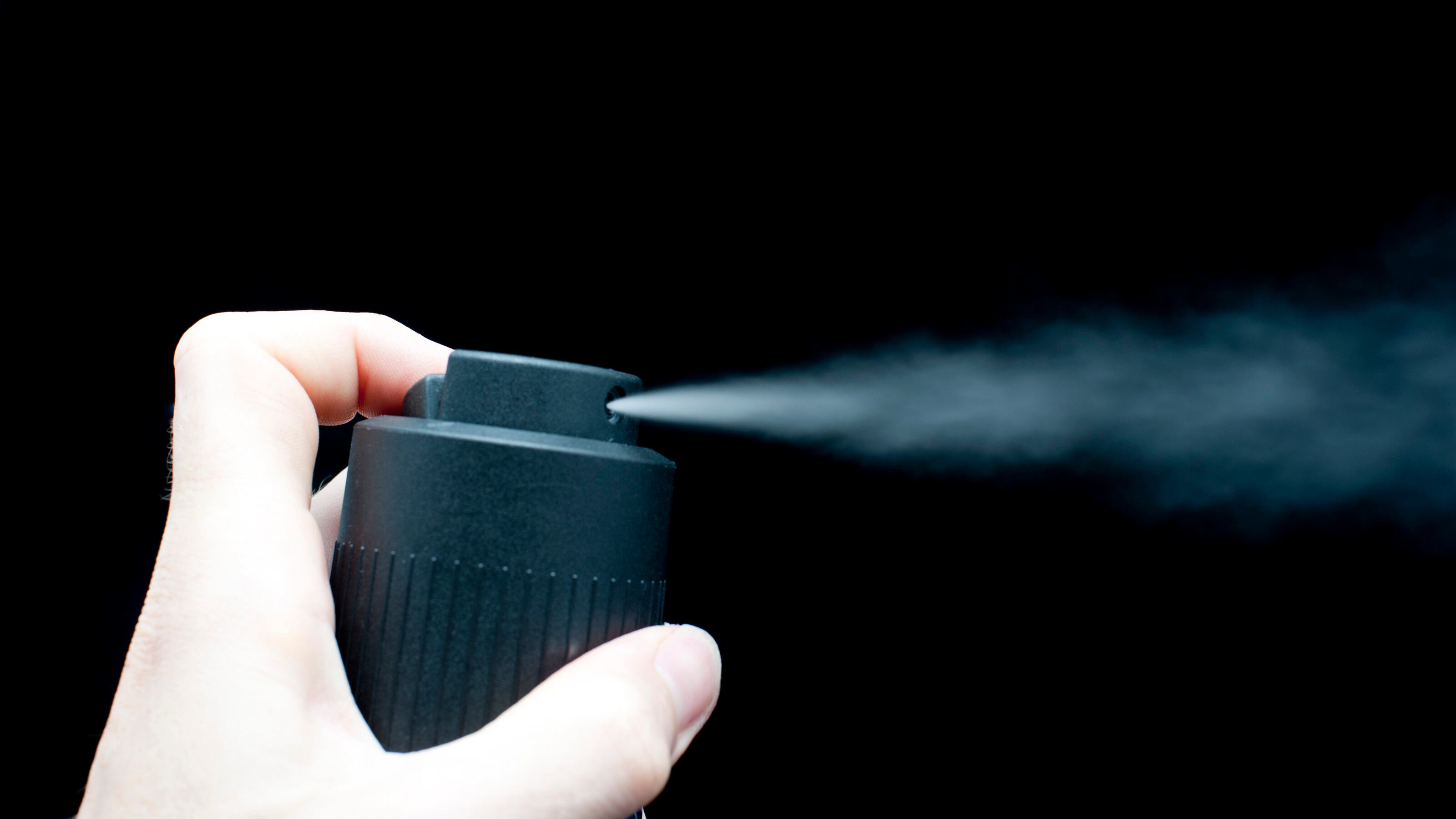 Spruzzava spray sulla figlia: rimandata a casa