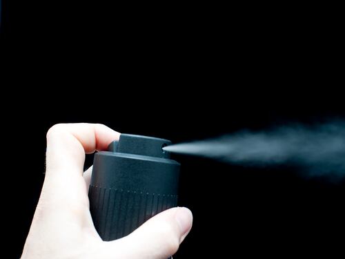 Spruzzava spray sulla figlia: rimandata a casa
