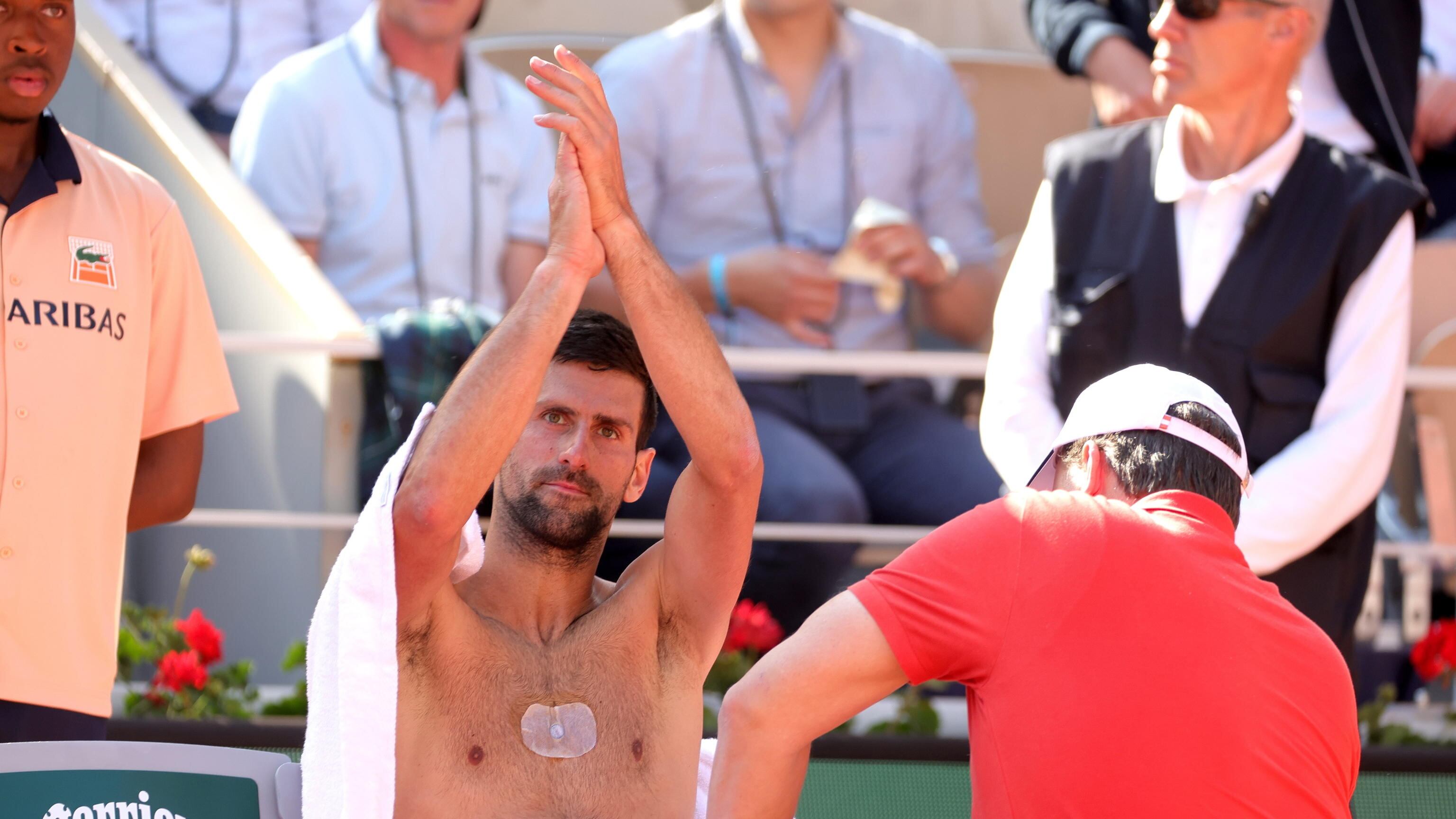 Cos’è (e a cosa serve) il bottone "segreto" sul petto di Djokovic
