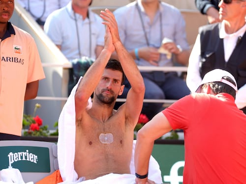 Cos’è (e a cosa serve) il bottone "segreto" sul petto di Djokovic