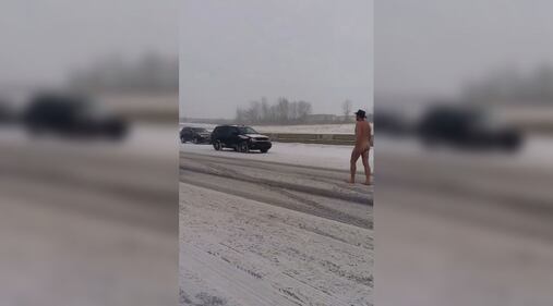 Uomo nudo in autostrada 1