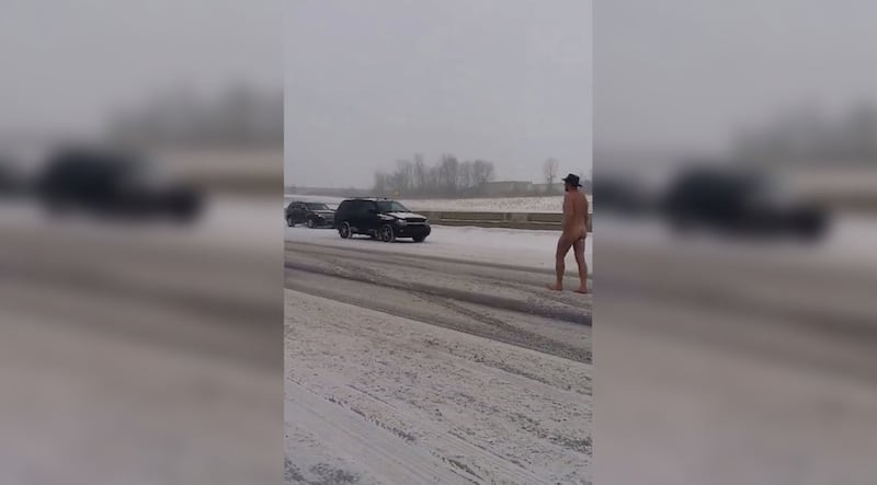 Uomo nudo in autostrada 1