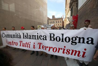 Bologna, l'anniversario della strage. Mattarella: "Segno indelebile nella coscienza civile italiana" 10
