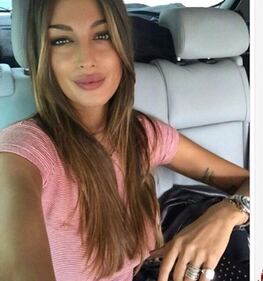 Cristina Buccino, scollatura hot a cena 10