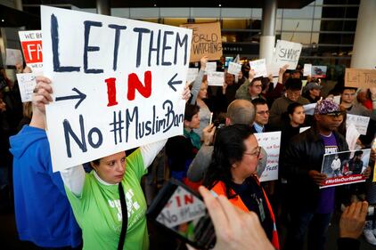 Proteste negli aeroporti contro Trump: "No al bando dei musulmani" 11