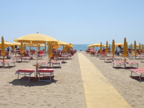 Jesolo, arrivano i beach steward: ci saranno anche le donne, prima escluse per non urtare islamici
