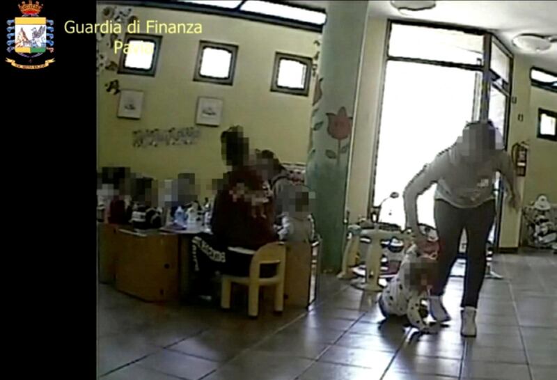 Maestra d'asilo maltrattava i bambini: le immagini delle fiamme gialle 3