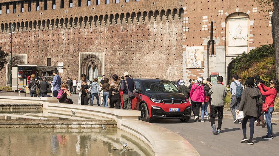 Da via Dante al Castello. Per le auto elettriche l'isola pedonale non c'è