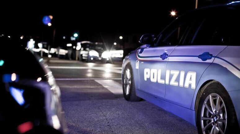 Uccidono il padre e lo nascondono in un baule sul balcone: arrestati fratelli di 34 e 42 anni