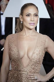 Scollatura profondissima: la nuova moda delle star 8