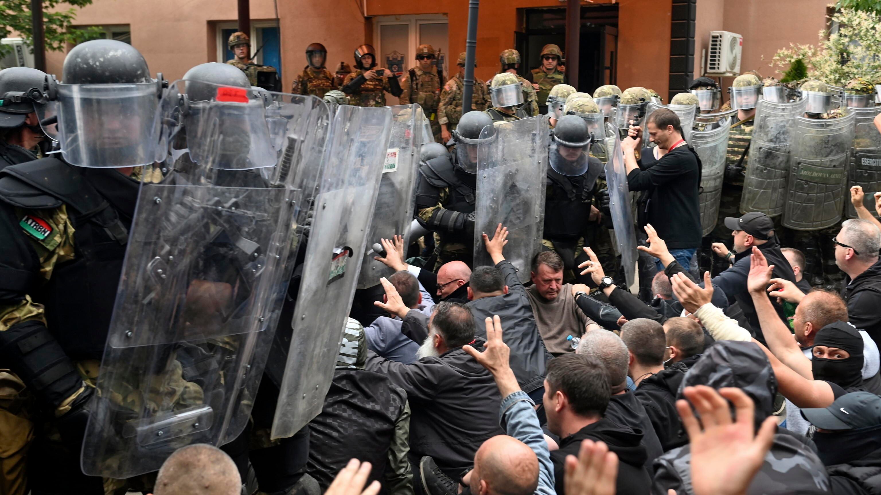 Venti di guerra in Kosovo. Feriti 14 militari italiani. "Colpiti dalle molotov"