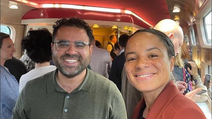 Il treno sbaglia strada e gli eurodeputati finiscono a Disneyland, l'ironia sui social
