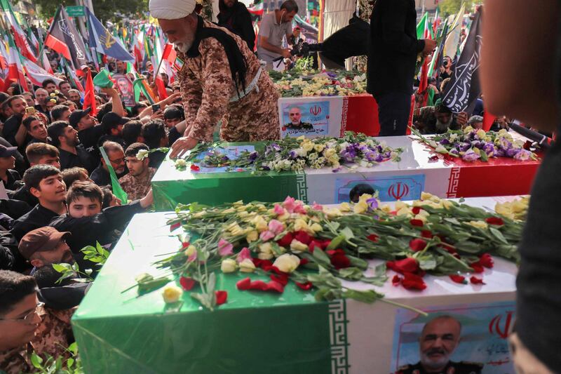 Teheran scende in piazza per i funerali dei "martiri" della guerra dei 12 giorni 2