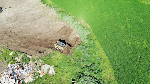 Acerra, rifiuti nel campo rom smantellato: nel mirino le operazioni di pulizia 5
