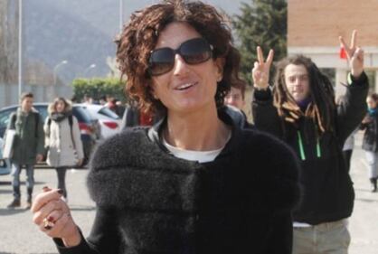 Agnese Renzi paparazzata a scuola e gli alunni fanno gesti alle sue spalle 3