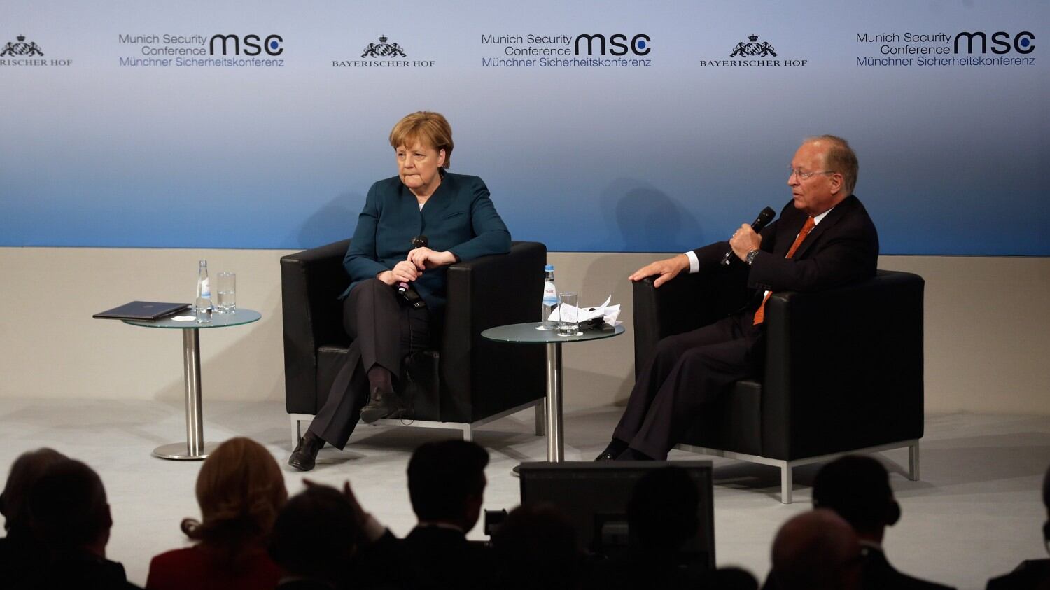 La Merkel: "L'islam non è fonte di terrorismo. La Ue deve accettare i rifugiati"