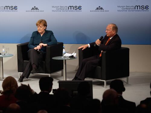 La Merkel: "L'islam non è fonte di terrorismo. La Ue deve accettare i rifugiati"