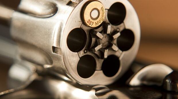 Agente segreto muore mentre, ubriaco, gioca alla roulette russa