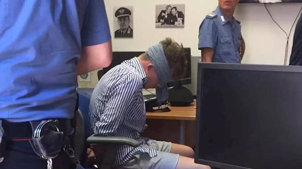Foto Hjorth bendato, il carabiniere: "Era per chat interna"