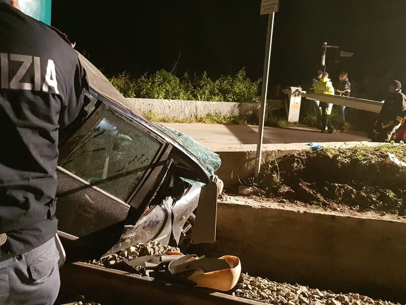 Treno in corsa travolge auto bloccata sui binari. Muore anziana, il marito ferito è indagato per omicidio colposo 1