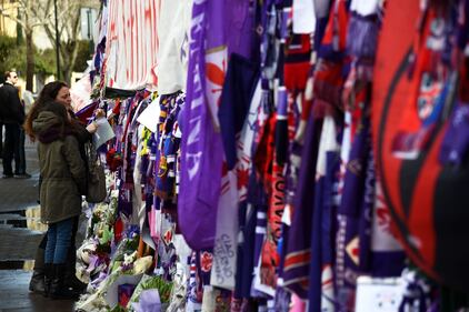 Tifosi, compagni di squadra e dirigenti della Fiorentina: tutti in fila per salutare Astori 15